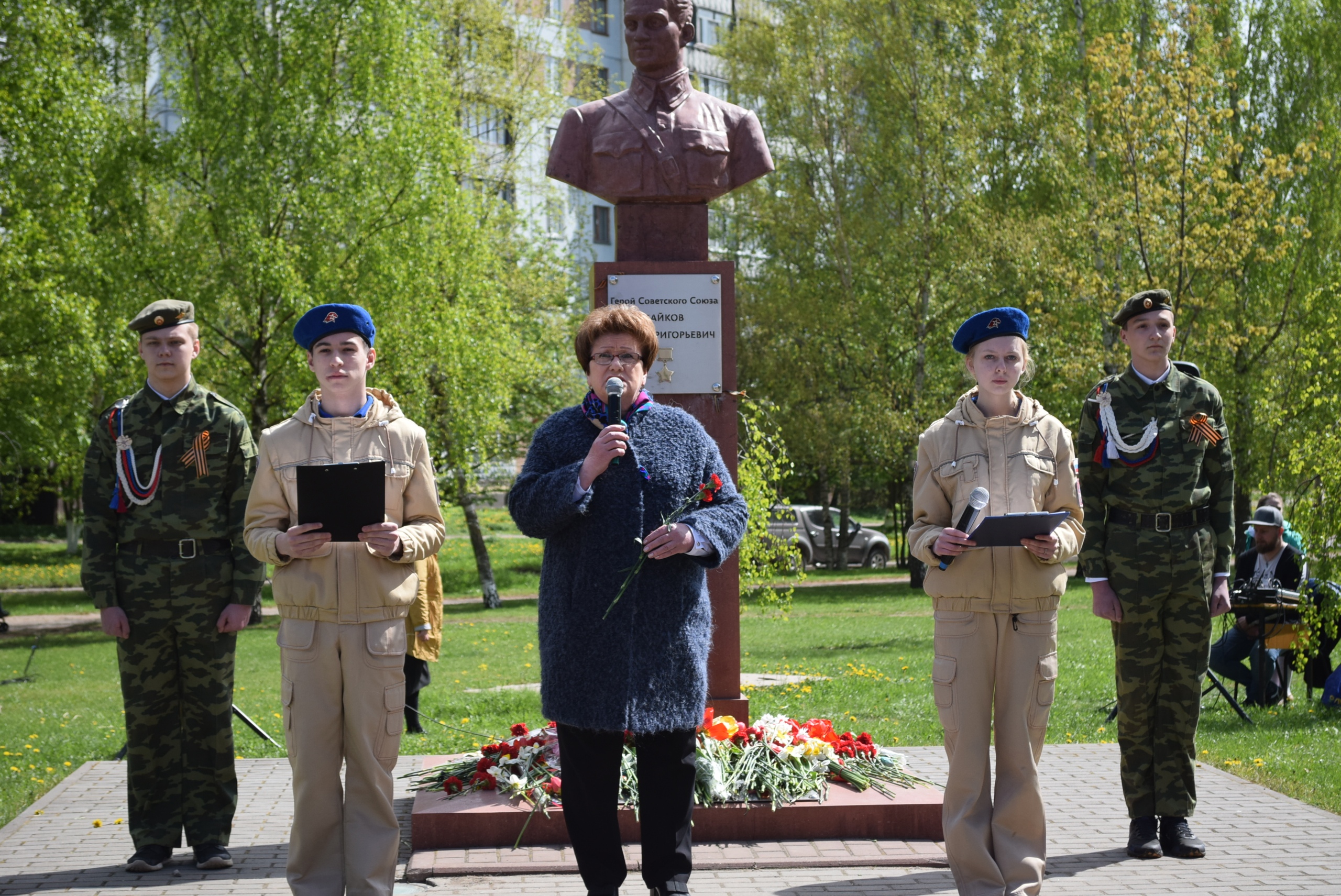 Торжественный митинг у памятника героя советского союза С.Г. Байкова